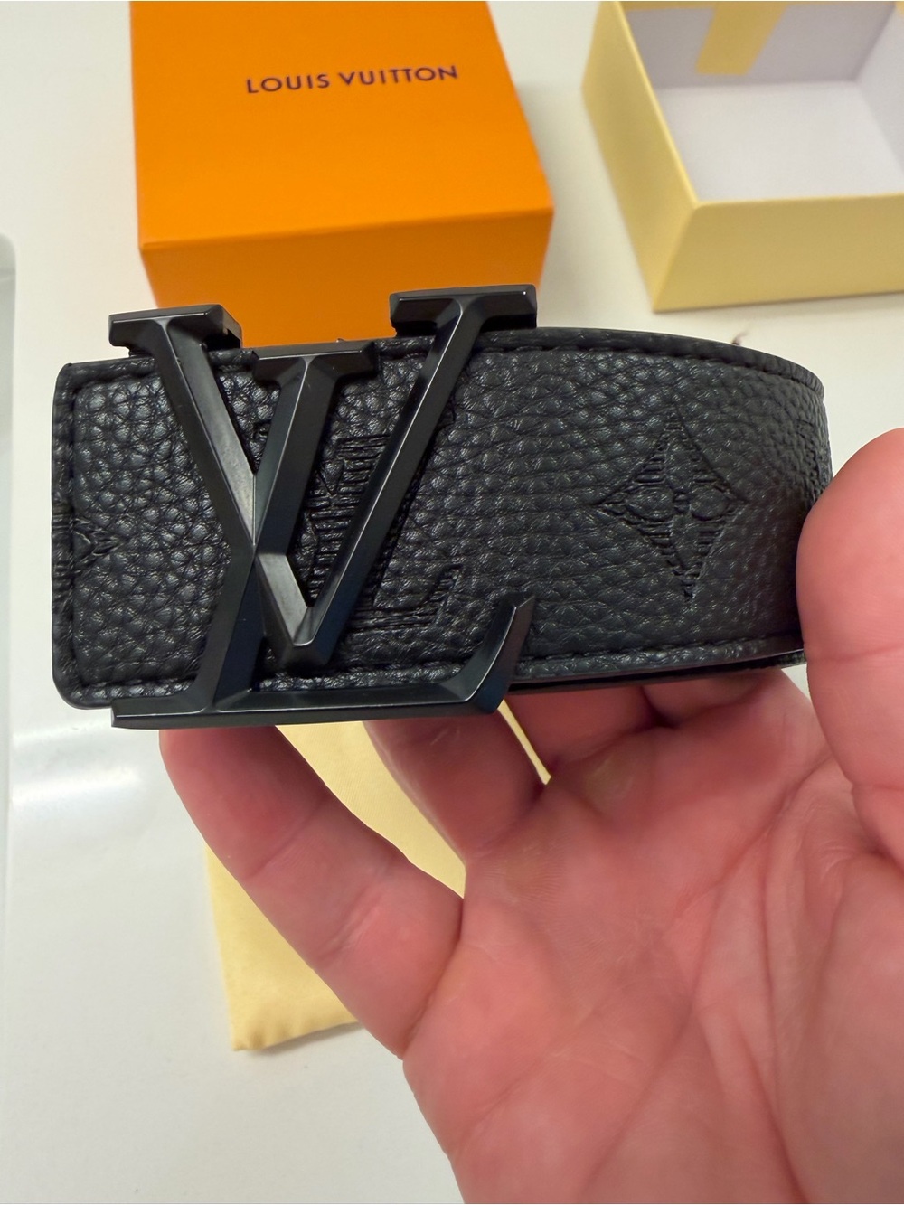 Louis Vuitton LV Initials 40MM Pebbled Leather Belt - Picture 3 of 12